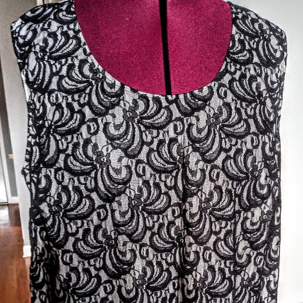 Avenue Studio B&W Lace Front Sleeveless Top